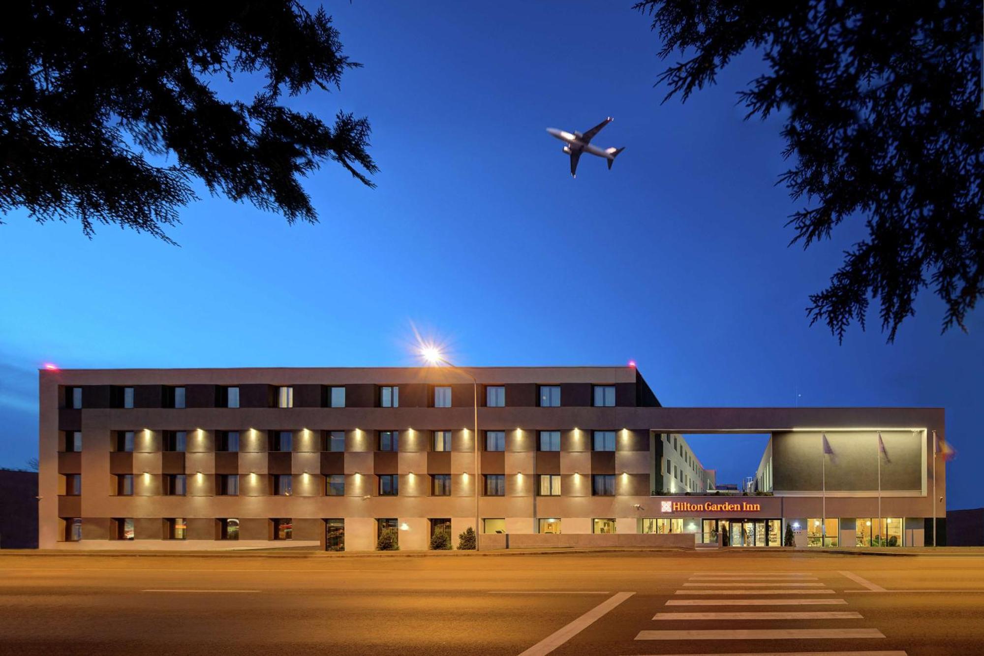 Hilton Garden Inn Bucharest Airport Otopeni Exterior photo